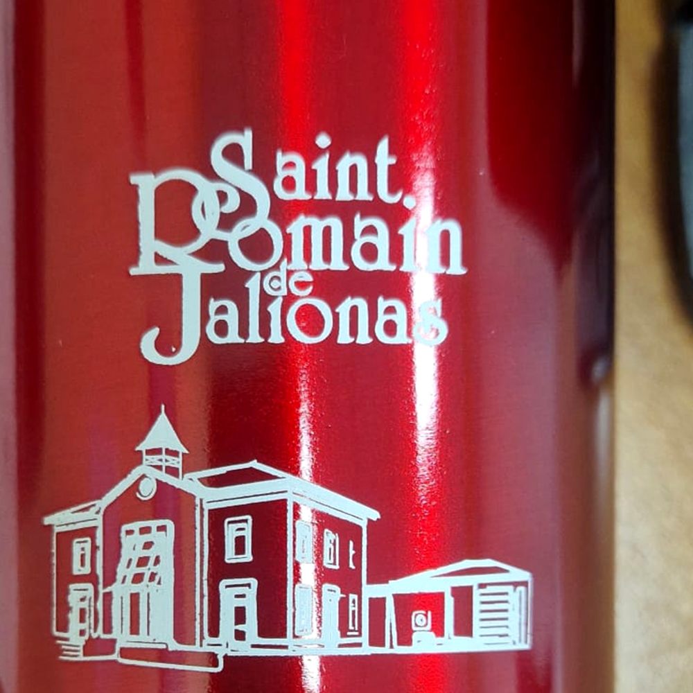 Gourde isotherme rouge gravée au laser : nom, mairie et blason de Saint-Romain-de-Jalionas.